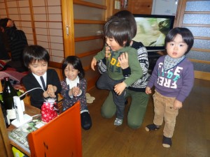 6歳を頭に4歳が二人、2歳が一人、元気あふれる新年会です