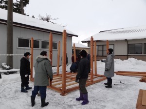 職人会と自治会役員合同で道祖神祭塞道小屋建て