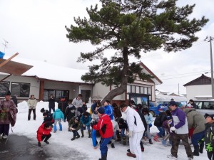 塞道小屋上棟式で餅撒きに子供たち大歓声