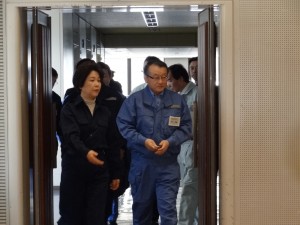 吉村知事の案内で山形県庁講堂に入る中川正春内閣府特命担当大臣