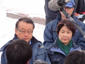 視察終了後ぶら下がり記者会見に臨む中川大臣と吉村知事