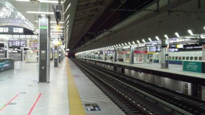 早朝の東京駅さすがに人影まばらです
