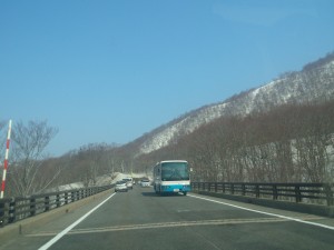 雲ひとつない快晴の月山新道、残雪の山々と青空が見事なコントラストです