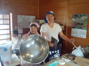 披露宴に駆けつけてくれた東京に住む同級生夫妻、今日はすべて持参でそば打ちに来てくれました