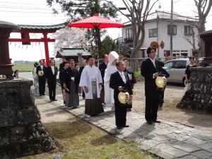 挙式は地元の氏神様飛鳥神社本殿にてお願いしました