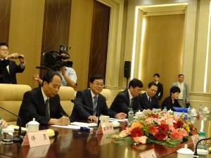黒竜江省人民代表大会吉炳軒主任(左端)から省の概要説明