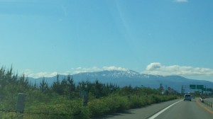 晴天の山形道上り線から月山を望む