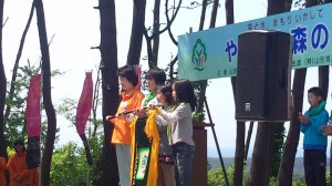 森を育てるシンボル旗が吉村知事から次期開催地の子供たちへ