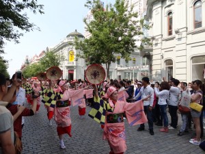 ハルビン最大の目抜き通り中央大街で花笠踊りパレード