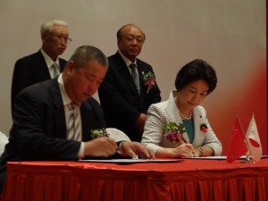 中国南方航空代表と相互協力に関する覚書に調印する吉村知事