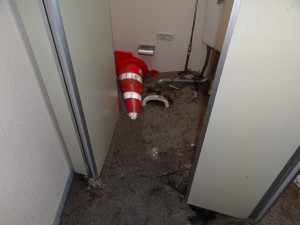 県設置のシャワー付き公衆トイレの中まで波が運んだ砂で埋まっている状況