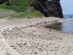 飛島唯一の海水浴場、砂浜の砂が波で打ち上げられてしまい岩石がむき出しの状況