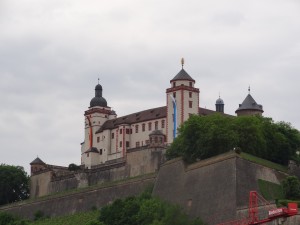 ヴュルツベルク市内を見下ろす丘に建つマリエンベルク要塞