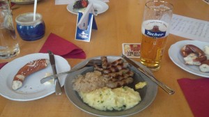 ドイツ最初の食事はソーセージ、マッシュポテト、キャベツの酢漬けとビール