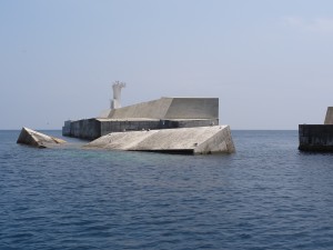 6月4日の飛島災害現地調査の時に撮影した倒壊したケーソン