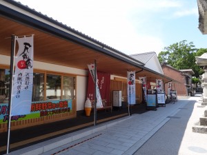 防府八幡宮門前に構える観光交流・回遊拠点施設「防府市まちの駅うめてらす」