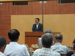 堀考治酒田市議会議員市政報告会で激励の挨拶