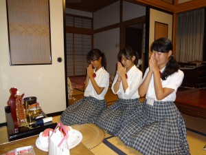 10年目を迎えた田園調布学園中学2年生農村体験旅行ﾌｧｰﾑｽﾃｨで東京の娘たちが来ました、まずは我が家の仏壇に合掌