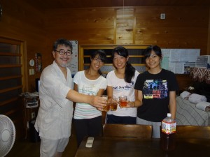 菜歩さん、優希さん、悦友さん、ようこそ平田へ、麦茶で乾杯！