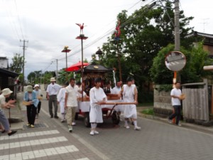 昔は担いでいたのですが今は台車に乗せている神輿です