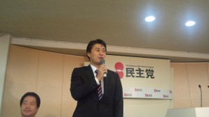 次期総選挙に向けたマニフェストについて述べる細野政調会長